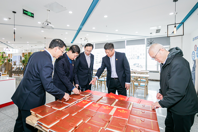 开云体育 开云平台崂山区举办青岛市学习贯彻的二十大精神百姓宣讲团报告会暨崂山区巨峰科创“学习强国”线下互动空间启用仪式(图3)