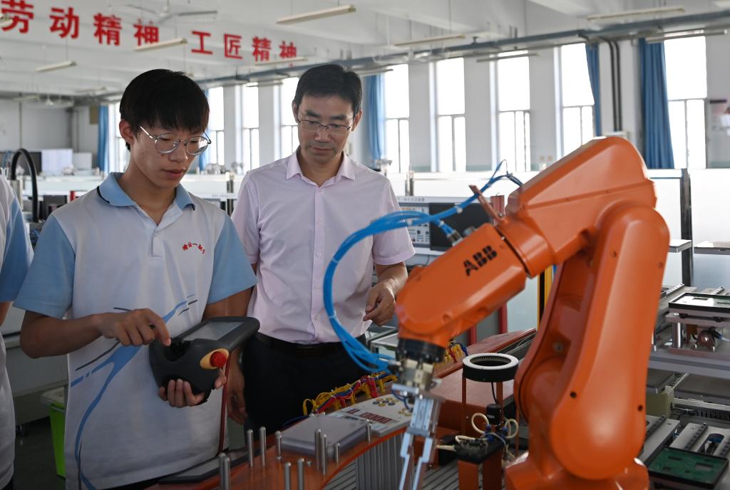 开云体育 开云平台培养更多能工巧匠、大国工匠——我国加快推进新时代高技能人才队伍建设(图1) 开云体育 开云平台培养更多能工巧匠、大国工匠——我国加快推进新时代高技能人才队伍建设(图1)